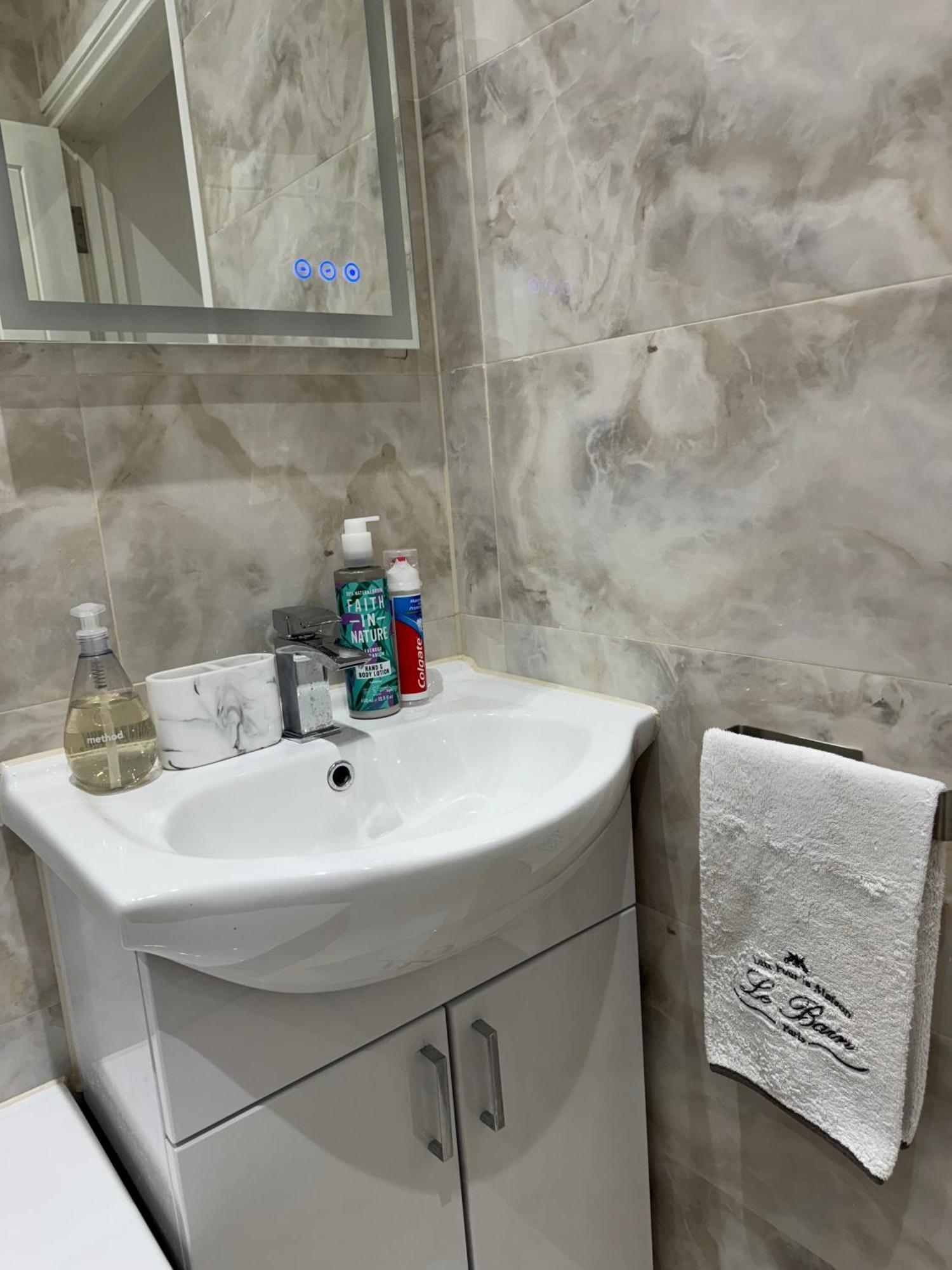 Cozy 2br-5guests-near Attractions-garden Appartamento Londra